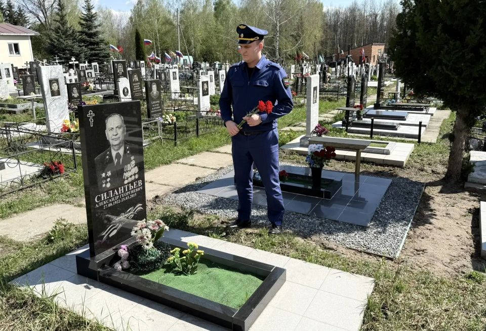 В преддверии 81-й годовщины Великой Победы работники Ульяновской прокуратуры по надзору за соблюдением законов в исправительных учреждениях области провели уборку на месте захоронения участника Великой Отечественной войны и...