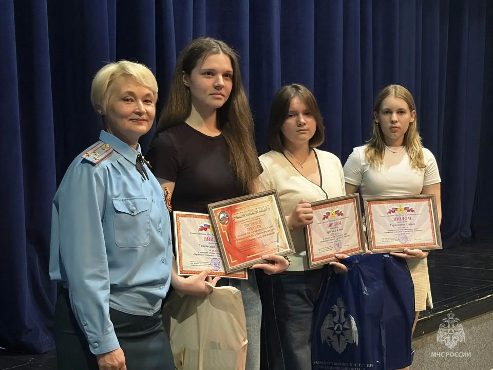 Мастер-классы, викторины и спектакль: сотрудники регионального МЧС подарили праздник детям в кукольном театре Мастер-классы, викторины и спектакль: сотрудники регионального МЧС подарили праздник детям в кукольном театре