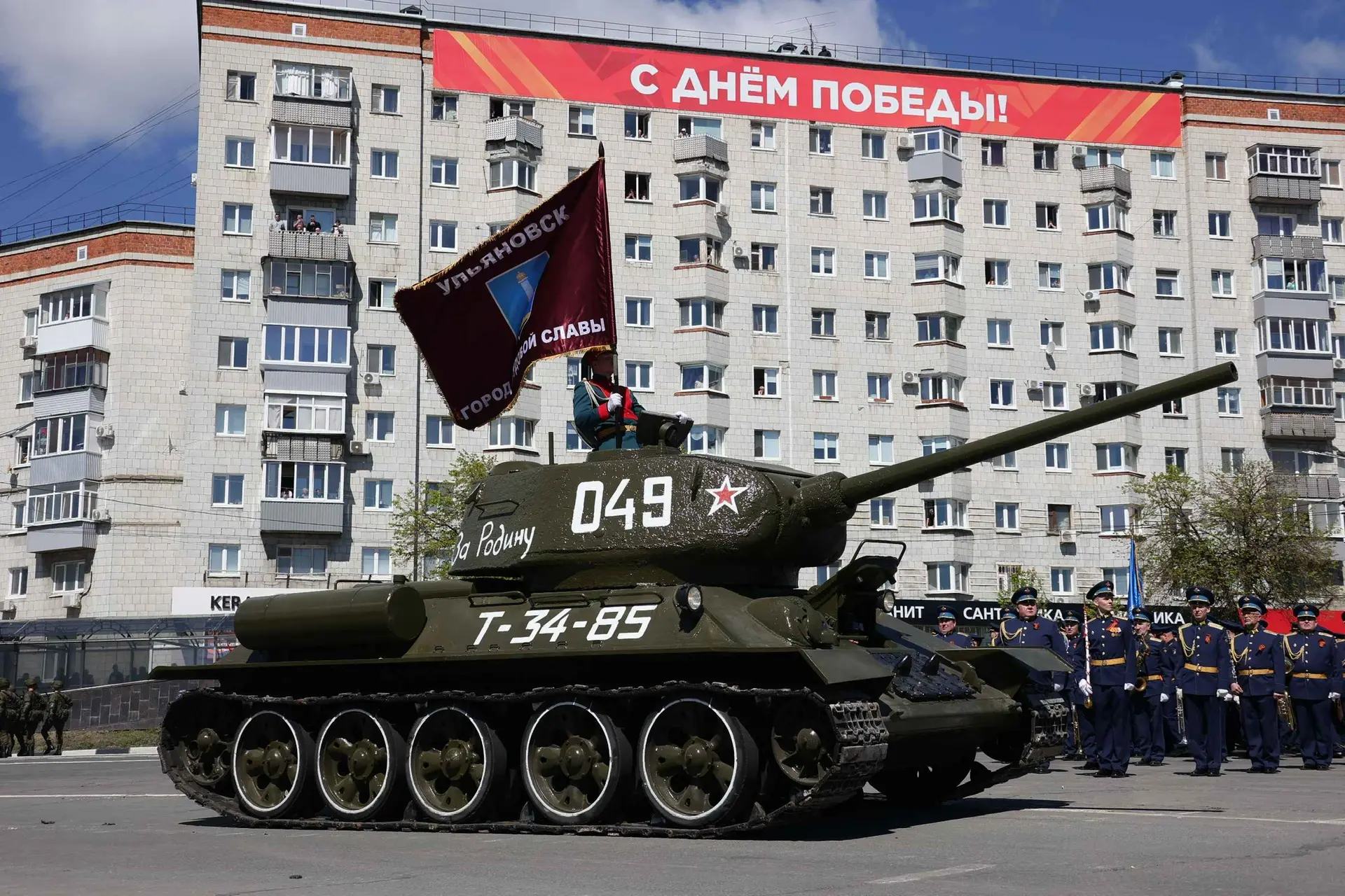 Алексей Русских: В честь 81-ой годовщины Победы в Великой Отечественной войне торжественным маршем прошли войска Ульяновского территориального гарнизона Алексей Русских: В честь 81-ой годовщины Победы в Великой Отечественной войне торжественным маршем прошли войска Ульяновского территориального гарнизона