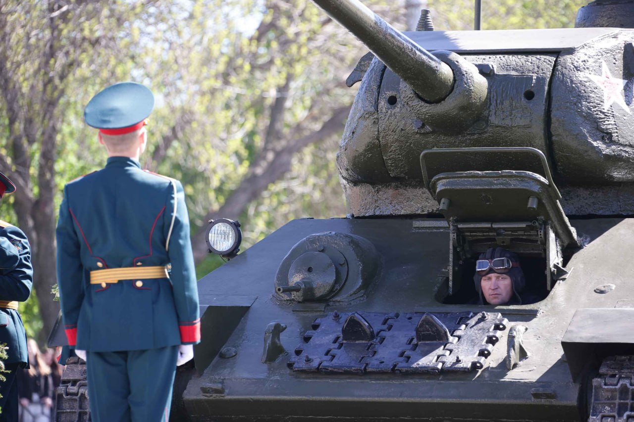 Легендарный Т-34, гвоздики в руках ветеранов, улыбки детей и национальный хоровод — таким запомнился День Победы в Ульяновске Легендарный Т-34, гвоздики в руках ветеранов, улыбки детей и национальный хоровод — таким запомнился День Победы в Ульяновске