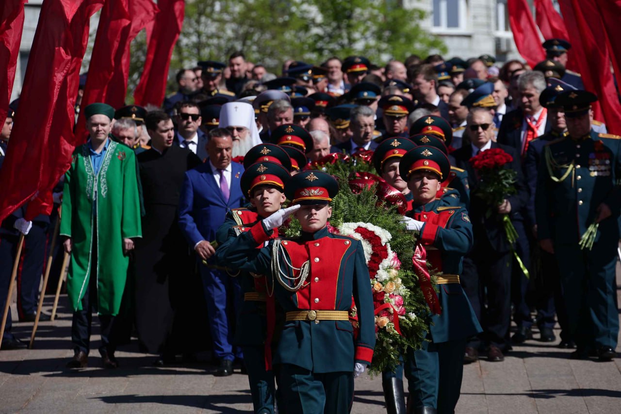 Легендарный Т-34, гвоздики в руках ветеранов, улыбки детей и национальный хоровод — таким запомнился День Победы в Ульяновске Легендарный Т-34, гвоздики в руках ветеранов, улыбки детей и национальный хоровод — таким запомнился День Победы в Ульяновске
