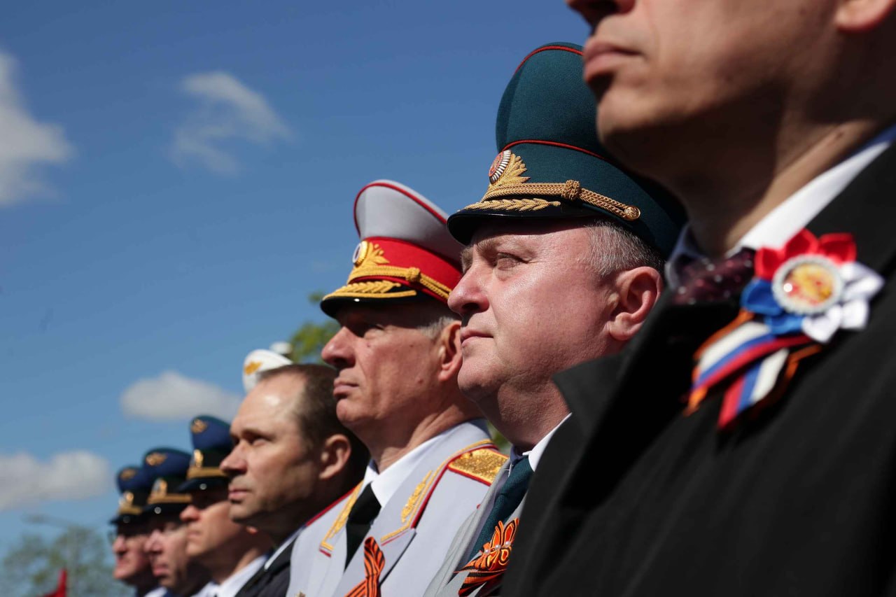 Легендарный Т-34, гвоздики в руках ветеранов, улыбки детей и национальный хоровод — таким запомнился День Победы в Ульяновске Легендарный Т-34, гвоздики в руках ветеранов, улыбки детей и национальный хоровод — таким запомнился День Победы в Ульяновске