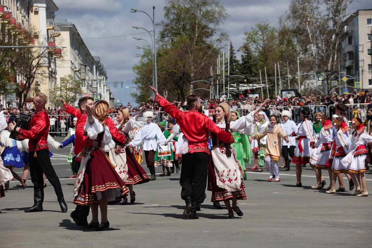Легендарный Т-34, гвоздики в руках ветеранов, улыбки детей и национальный хоровод — таким запомнился День Победы в Ульяновске Легендарный Т-34, гвоздики в руках ветеранов, улыбки детей и национальный хоровод — таким запомнился День Победы в Ульяновске