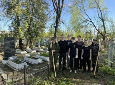 Сотрудники следственного управления Следственного комитета Российской Федерации по Ульяновской области и активисты Молодежного союза «Юный следователь» привели в порядок воинские захоронения