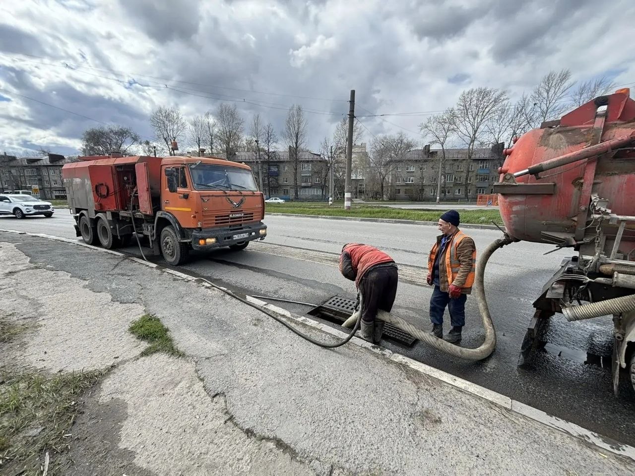 Карточный ремонт дорог, нанесение разметки, покос травы и вывоз смёта: ульяновские дорожники отчитались перед главой города о проводимых работах Карточный ремонт дорог, нанесение разметки, покос травы и вывоз смёта: ульяновские дорожники отчитались перед главой города о проводимых работах