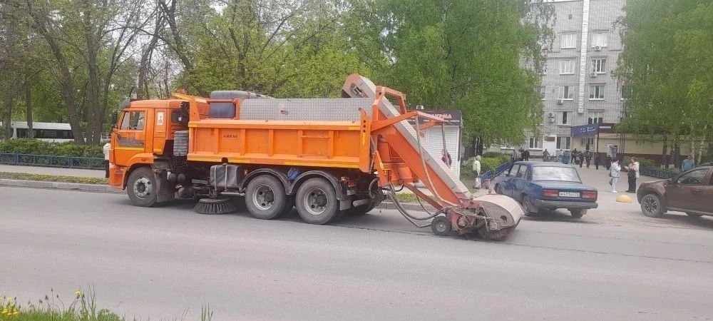 Карточный ремонт дорог, нанесение разметки, покос травы и вывоз смёта: ульяновские дорожники отчитались перед главой города о проводимых работах Карточный ремонт дорог, нанесение разметки, покос травы и вывоз смёта: ульяновские дорожники отчитались перед главой города о проводимых работах