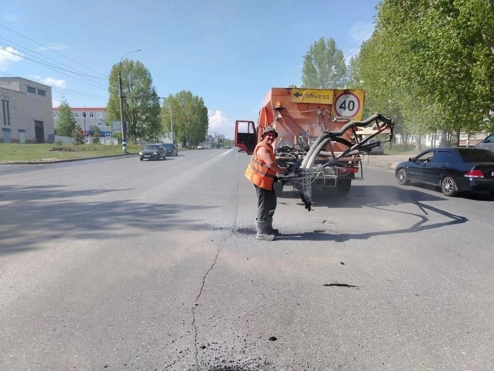 Карточный ремонт дорог, нанесение разметки, покос травы и вывоз смёта: ульяновские дорожники отчитались перед главой города о проводимых работах Карточный ремонт дорог, нанесение разметки, покос травы и вывоз смёта: ульяновские дорожники отчитались перед главой города о проводимых работах