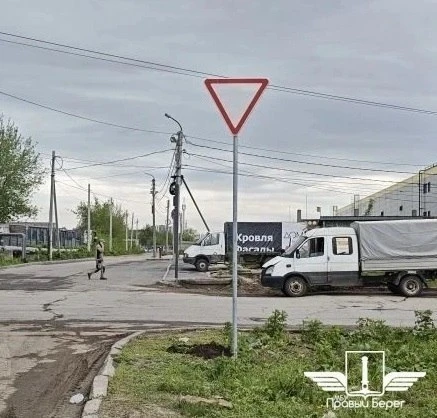 Новые дорожные знаки появились на улице Азовской Новые дорожные знаки появились на улице Азовской