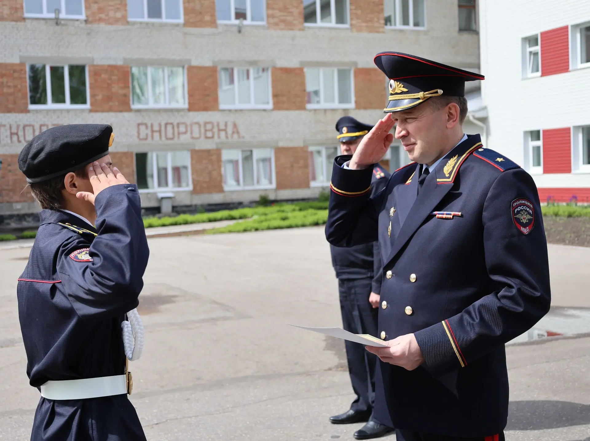 Начальник УМВД России по Ульяновской области наградил победителей военно-спортивных игр среди школьников Начальник УМВД России по Ульяновской области наградил победителей военно-спортивных игр среди школьников