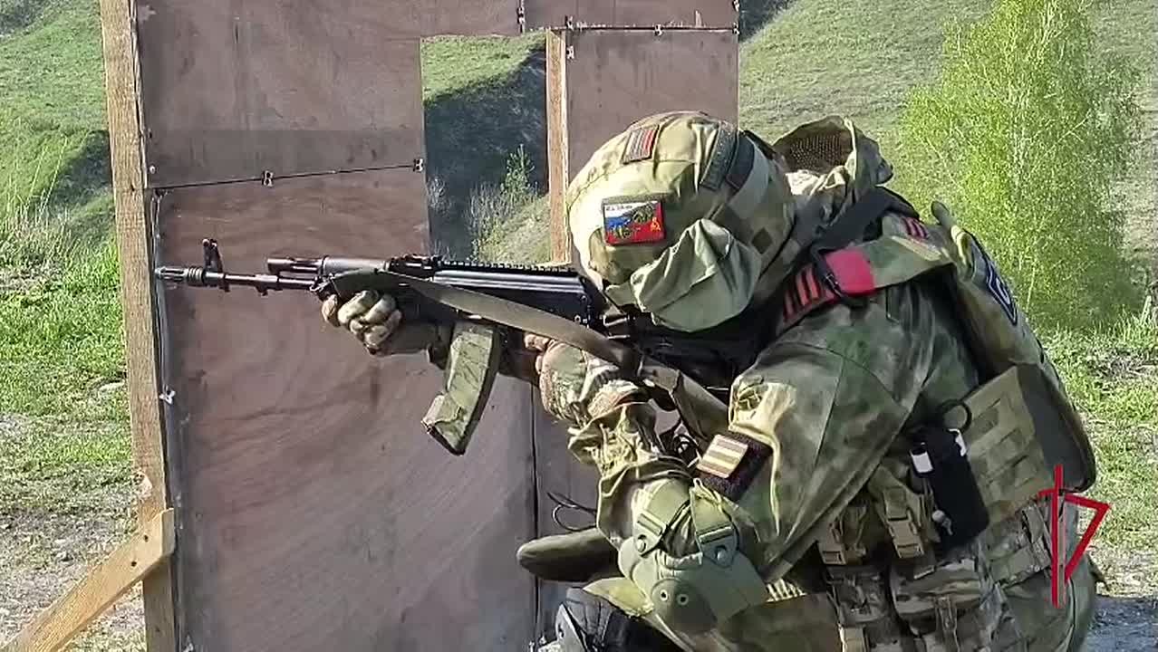 В Ульяновске росгвардейцы прошли испытания на право ношения знака отличия полицейского спецназа II степени