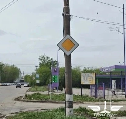 Новые дорожные знаки появились на улице Азовской Новые дорожные знаки появились на улице Азовской