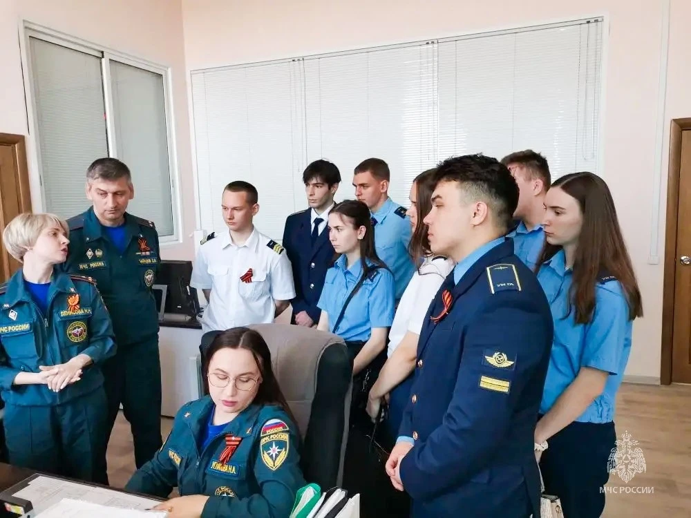 Будущие пилоты в гостях у огнеборцев: экскурсия в пожарную часть Будущие пилоты в гостях у огнеборцев: экскурсия в пожарную часть