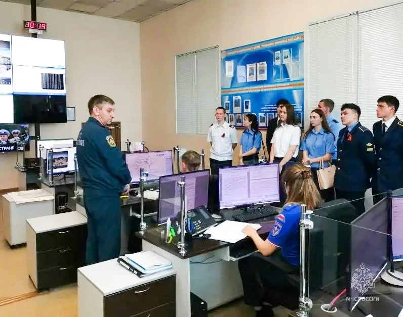 Будущие пилоты в гостях у огнеборцев: экскурсия в пожарную часть Будущие пилоты в гостях у огнеборцев: экскурсия в пожарную часть