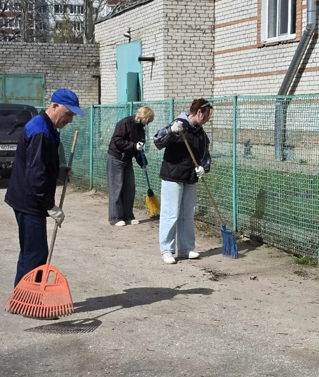 На страже порядка, чистоты и красоты - так сегодня проходит городская "санитарная пятница" в учреждениях спорта