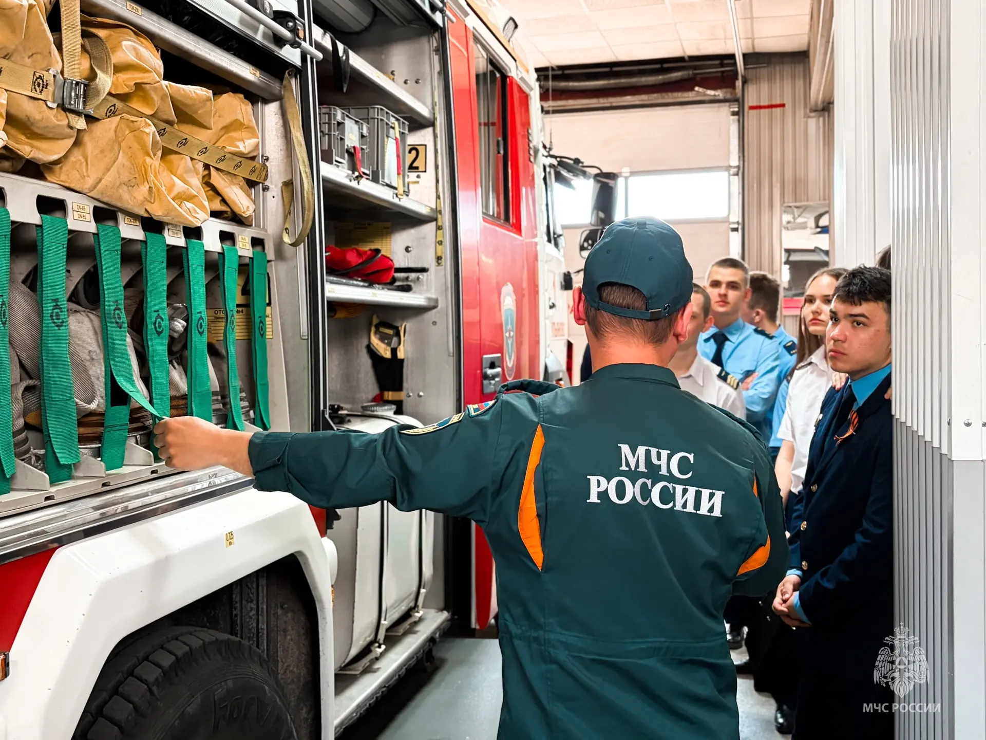 Будущие пилоты в гостях у огнеборцев: экскурсия в пожарную часть Будущие пилоты в гостях у огнеборцев: экскурсия в пожарную часть