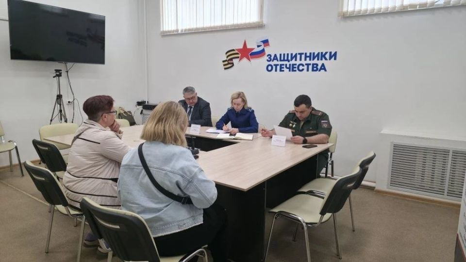 Начальник отдела управления по надзору за исполнением федерального законодательства прокуратуры Ульяновской области Наталья Казанова провела совместно с военным прокурором Ульяновского гарнизона Максимом Животягиным личный...
