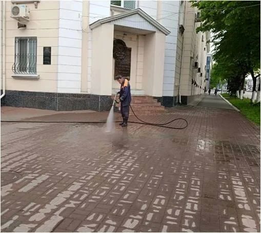 В Ульяновске из-за жары усилили помывку дорог и тротуаров В Ульяновске из-за жары усилили помывку дорог и тротуаров