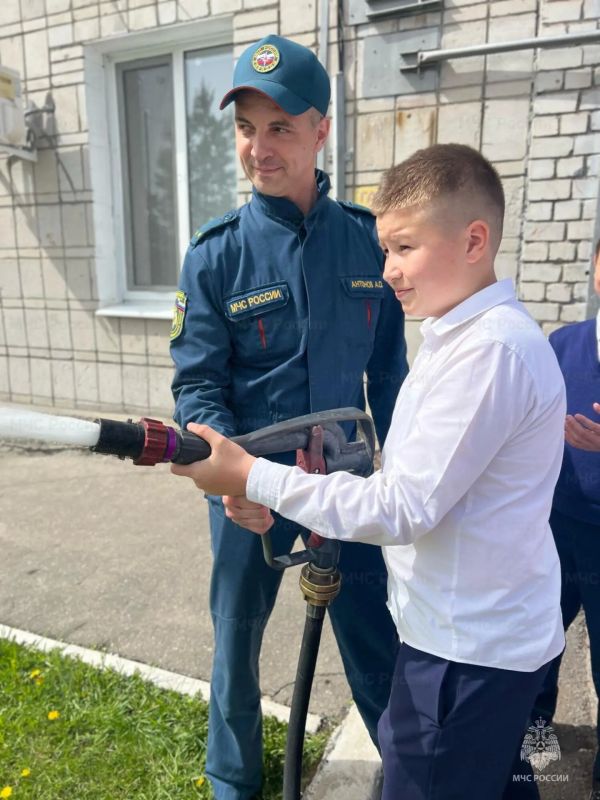 В Димитровграде школьники познакомились с работой огнеборцев В Димитровграде школьники познакомились с работой огнеборцев