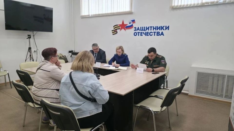 Начальник отдела управления по надзору за исполнением федерального законодательства прокуратуры Ульяновской области Наталья Казанова провела совместно с военным прокурором Ульяновского гарнизона Максимом Животягиным личный... Начальник отдела управления по надзору за исполнением федерального законодательства прокуратуры Ульяновской области Наталья Казанова провела совместно с военным прокурором Ульяновского гарнизона Максимом Животягиным личный...