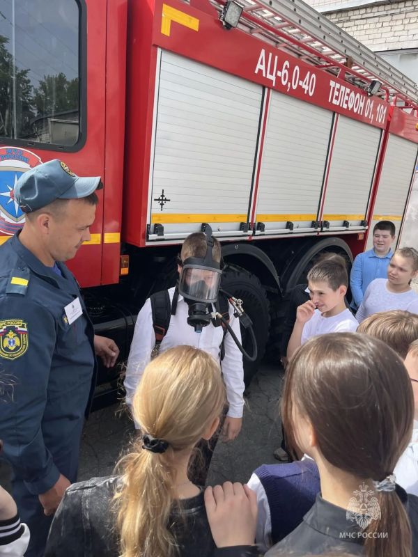 В Димитровграде школьники познакомились с работой огнеборцев В Димитровграде школьники познакомились с работой огнеборцев