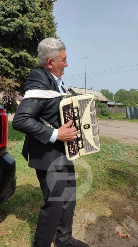 Играй, гармонь! Наш земляк из Старомайнского района Пётр Чуваев справедливо рассудил, что всех талантливых гармонистов известный телепроект не вместит