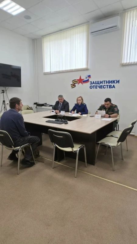 Начальник отдела управления по надзору за исполнением федерального законодательства прокуратуры Ульяновской области Наталья Казанова провела совместно с военным прокурором Ульяновского гарнизона Максимом Животягиным личный... Начальник отдела управления по надзору за исполнением федерального законодательства прокуратуры Ульяновской области Наталья Казанова провела совместно с военным прокурором Ульяновского гарнизона Максимом Животягиным личный...