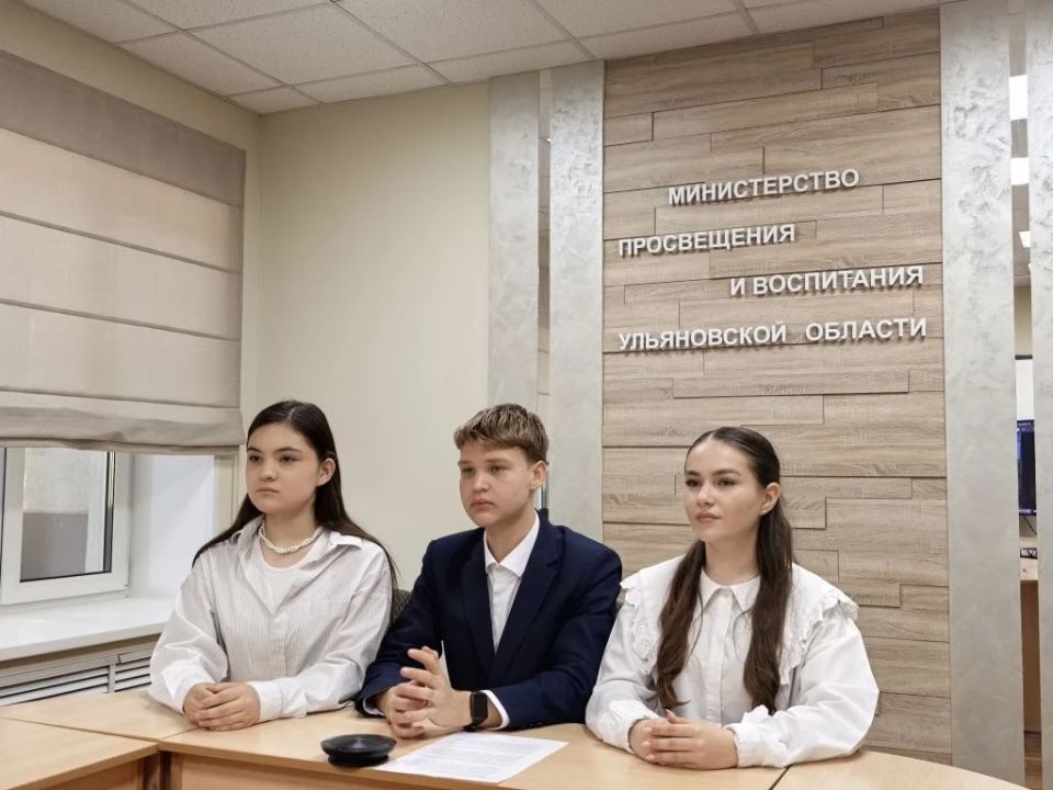 Ульяновские выпускники школ задали вопросы руководителю Рособрнадзора Анзору Музаеву в ходе горячей линии Ульяновские выпускники школ задали вопросы руководителю Рособрнадзора Анзору Музаеву в ходе горячей линии