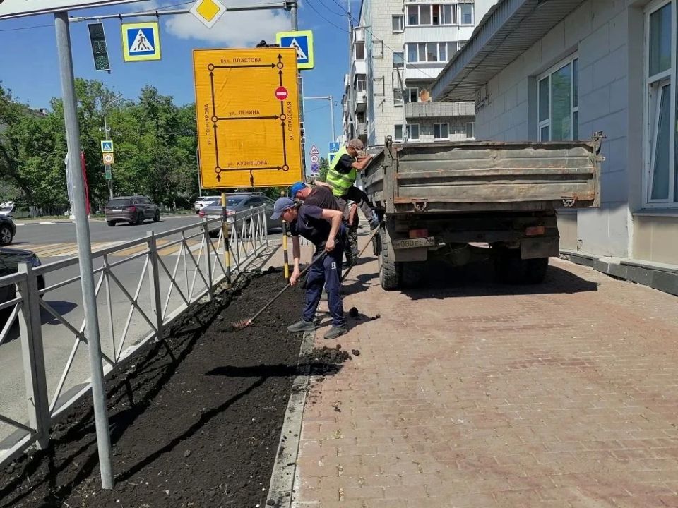 Озеленители восстанавливают газоны на улице Гончарова Озеленители восстанавливают газоны на улице Гончарова