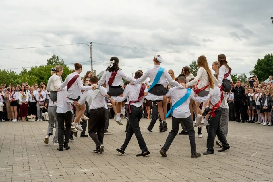 В Ульяновской области для выпускников школ прозвенели «Последние звонки» В Ульяновской области для выпускников школ прозвенели «Последние звонки»