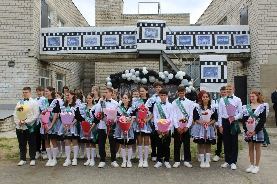 В Ульяновской области для выпускников школ прозвенели «Последние звонки» В Ульяновской области для выпускников школ прозвенели «Последние звонки»