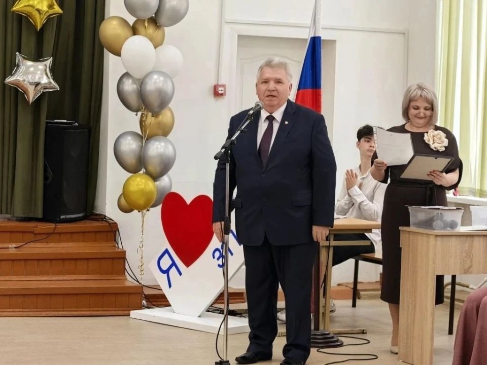 26 мая в школах Ульяновской области прозвенел Последний звонок! 26 мая в школах Ульяновской области прозвенел Последний звонок!