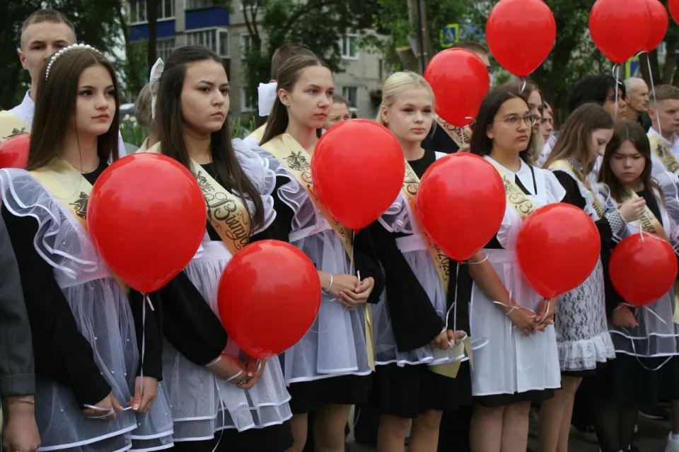 В Ульяновской области для выпускников школ прозвенели «Последние звонки» В Ульяновской области для выпускников школ прозвенели «Последние звонки»