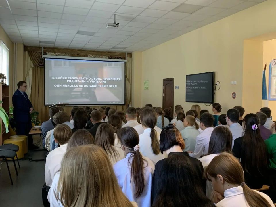В рамках реализации мероприятий по правовому просвещению и правовому информированию помощник прокурора Мелекесского района Романов К.Н. встретился с обучающимися МБОУ СШ с. Никольское-на-Черемшане В рамках реализации мероприятий по правовому просвещению и правовому информированию помощник прокурора Мелекесского района Романов К.Н. встретился с обучающимися МБОУ СШ с. Никольское-на-Черемшане