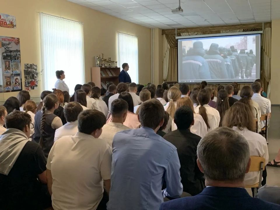 В рамках реализации мероприятий по правовому просвещению и правовому информированию помощник прокурора Мелекесского района Романов К.Н. встретился с обучающимися МБОУ СШ с. Никольское-на-Черемшане В рамках реализации мероприятий по правовому просвещению и правовому информированию помощник прокурора Мелекесского района Романов К.Н. встретился с обучающимися МБОУ СШ с. Никольское-на-Черемшане