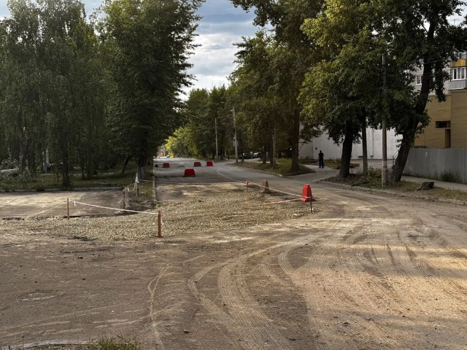Тем временем работы на месте провала в асфальте на улице Локомотивной близятся и завершению