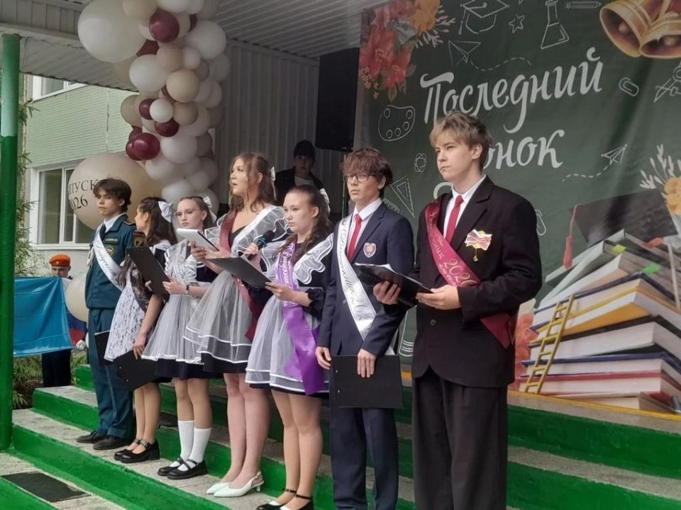 26 мая в школах Ульяновской области прозвенел Последний звонок! 26 мая в школах Ульяновской области прозвенел Последний звонок!