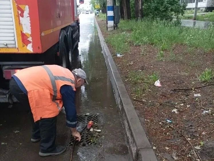 Дорожники оперативно устранили подтопления проезжей части на улицах Ульяновска Дорожники оперативно устранили подтопления проезжей части на улицах Ульяновска