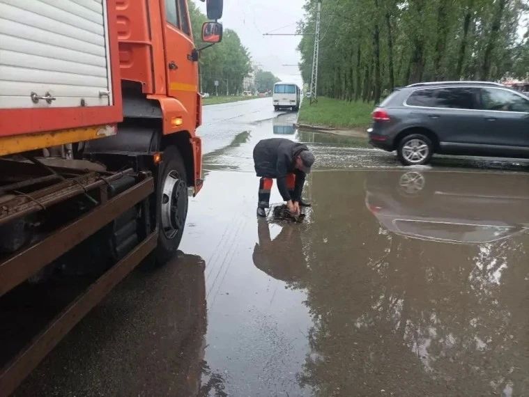 Дорожники оперативно устранили подтопления проезжей части на улицах Ульяновска Дорожники оперативно устранили подтопления проезжей части на улицах Ульяновска