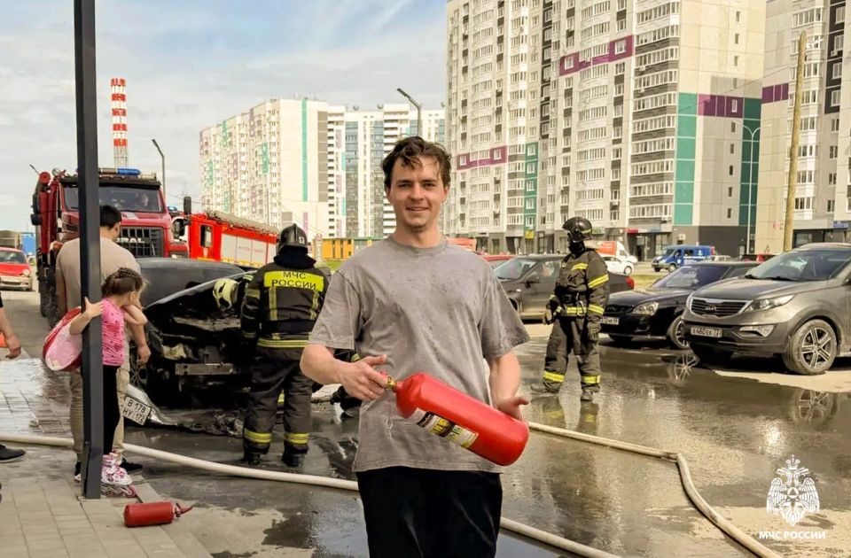 Спасатель на отдыхе: как омич потушил автомобиль в Тюмени Спасатель на отдыхе: как омич потушил автомобиль в Тюмени