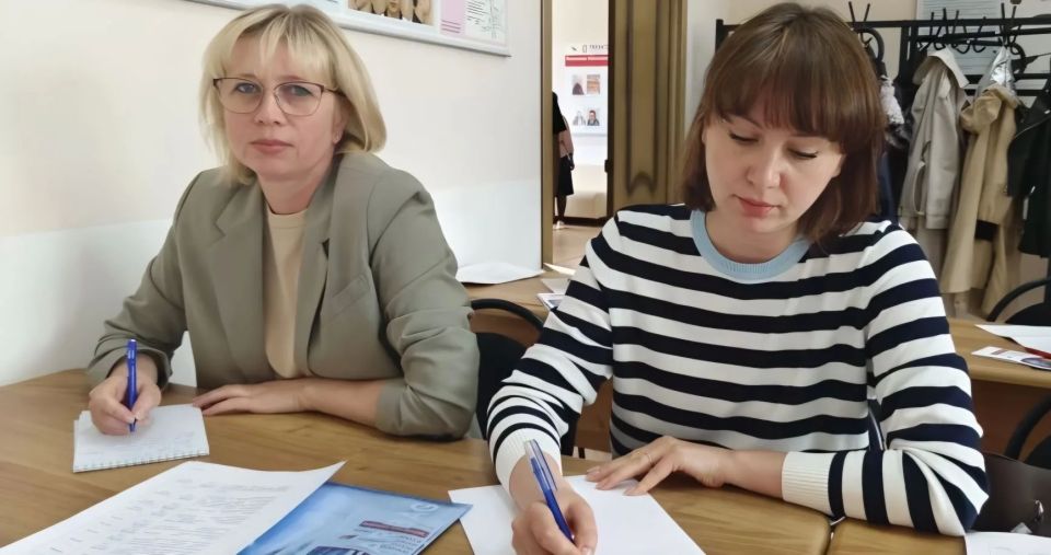 Начальник управления кадрового, документационного и информационного обеспечения аппарата Избирательной комиссии Ульяновской области Ольга Конахина и ведущий консультант данного управления Диляра Хасанова участвуют в... Начальник управления кадрового, документационного и информационного обеспечения аппарата Избирательной комиссии Ульяновской области Ольга Конахина и ведущий консультант данного управления Диляра Хасанова участвуют в...
