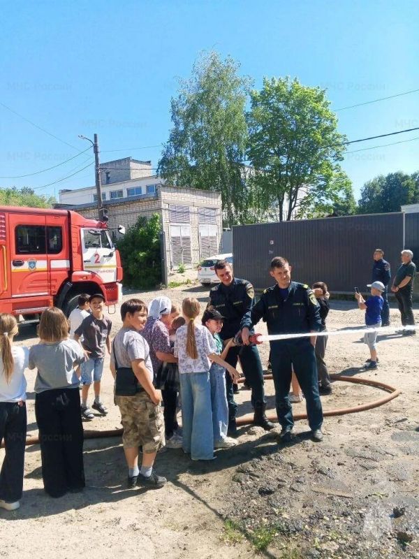 Знакомство с героической профессией: школьники побывали в гостях у пожарных Знакомство с героической профессией: школьники побывали в гостях у пожарных