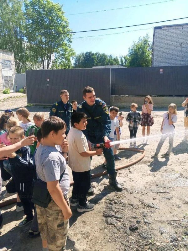 Знакомство с героической профессией: школьники побывали в гостях у пожарных Знакомство с героической профессией: школьники побывали в гостях у пожарных