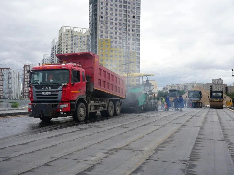 На новом ульяновском мосту через Свиягу уложили нижний слой асфальтобетона На новом ульяновском мосту через Свиягу уложили нижний слой асфальтобетона