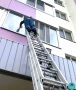 Ульяновские спасатели пробрались в заблокированную ребенком квартиру через балкон