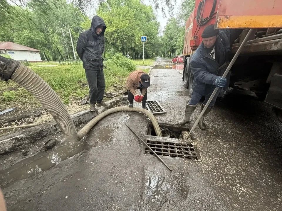 Асфальтирование дорог, покос травы и прочистка ливнёвок: какие работы по содержанию территорий проводили службы городского хозяйства Асфальтирование дорог, покос травы и прочистка ливнёвок: какие работы по содержанию территорий проводили службы городского хозяйства