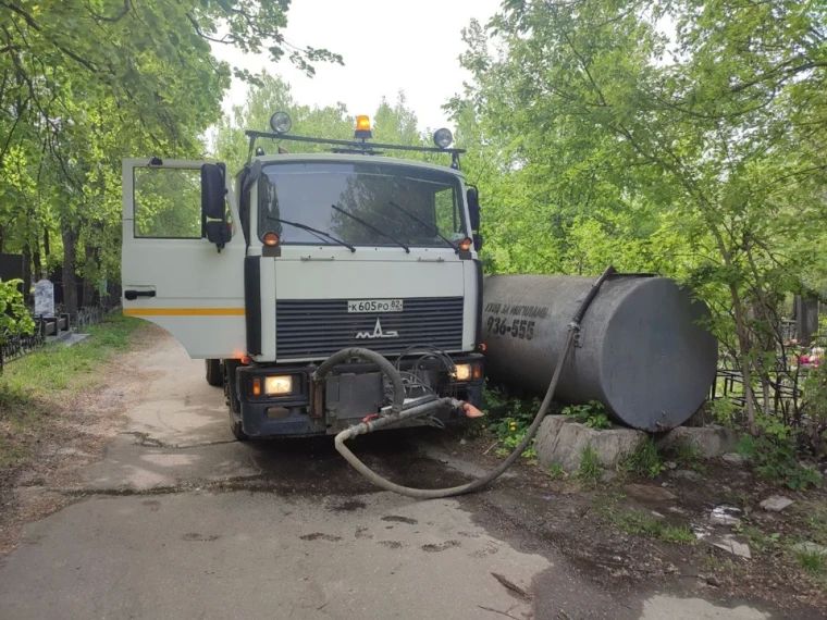 Для планировки дорог на Северном кладбище задействуют тяжёлую спецтехнику Для планировки дорог на Северном кладбище задействуют тяжёлую спецтехнику