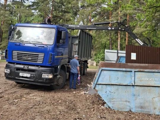 Для планировки дорог на Северном кладбище задействуют тяжёлую спецтехнику Для планировки дорог на Северном кладбище задействуют тяжёлую спецтехнику