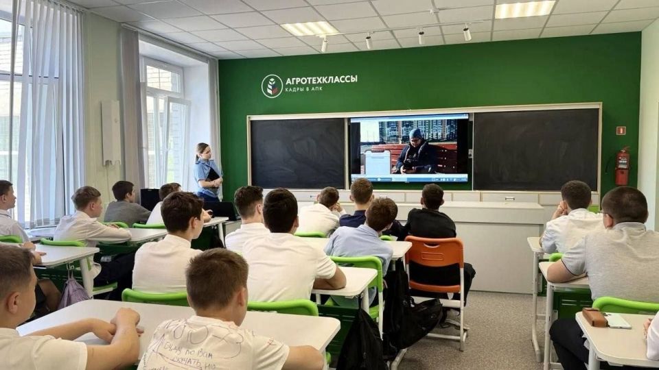 В рамках реализации мероприятий по правовому просвещению и правовому информированию засеститель прокурора Мелекесского района Лазарева А.В. встретилась с обучающимися МБОУ СШ п. Новоселки