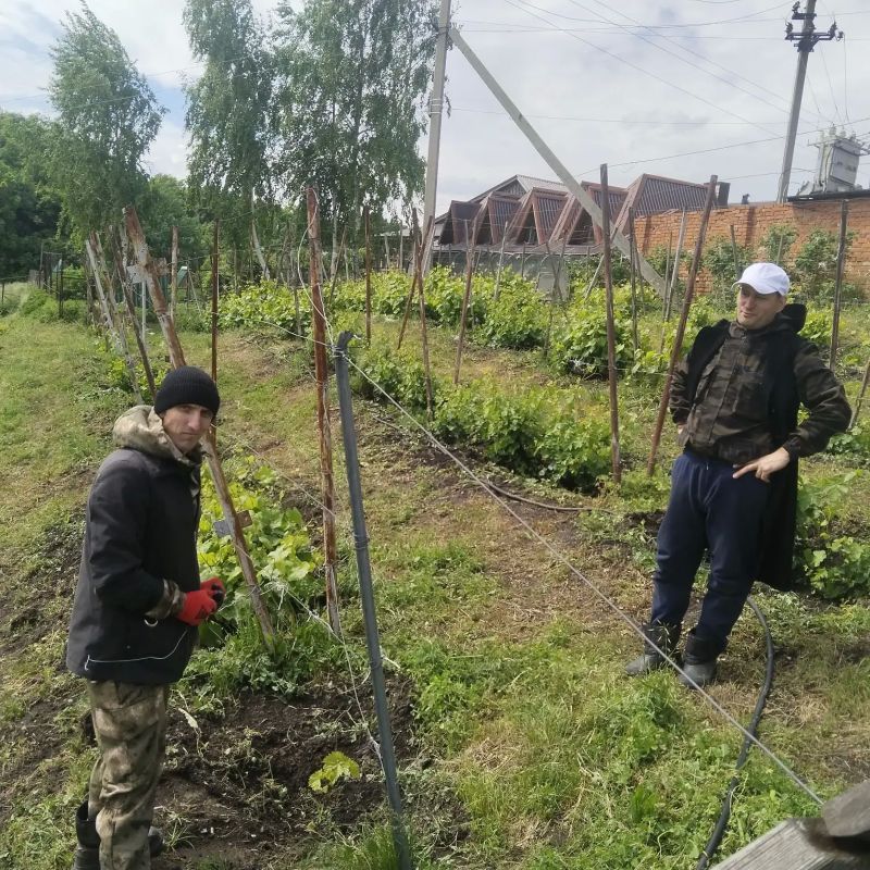 Ульяновские полицейские провели субботник по уборке территории Михайло – Архангельского монастыря Ульяновские полицейские провели субботник по уборке территории Михайло – Архангельского монастыря