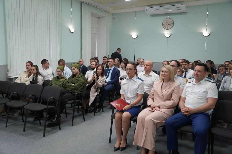 Коллектив прокуратуры Ульяновской области совместно с Уполномоченным по правам ребенка в Ульяновской области поздравили воспитанников детских домов и социально-реабилитационных центров с Международным днем защиты детей Коллектив прокуратуры Ульяновской области совместно с Уполномоченным по правам ребенка в Ульяновской области поздравили воспитанников детских домов и социально-реабилитационных центров с Международным днем защиты детей